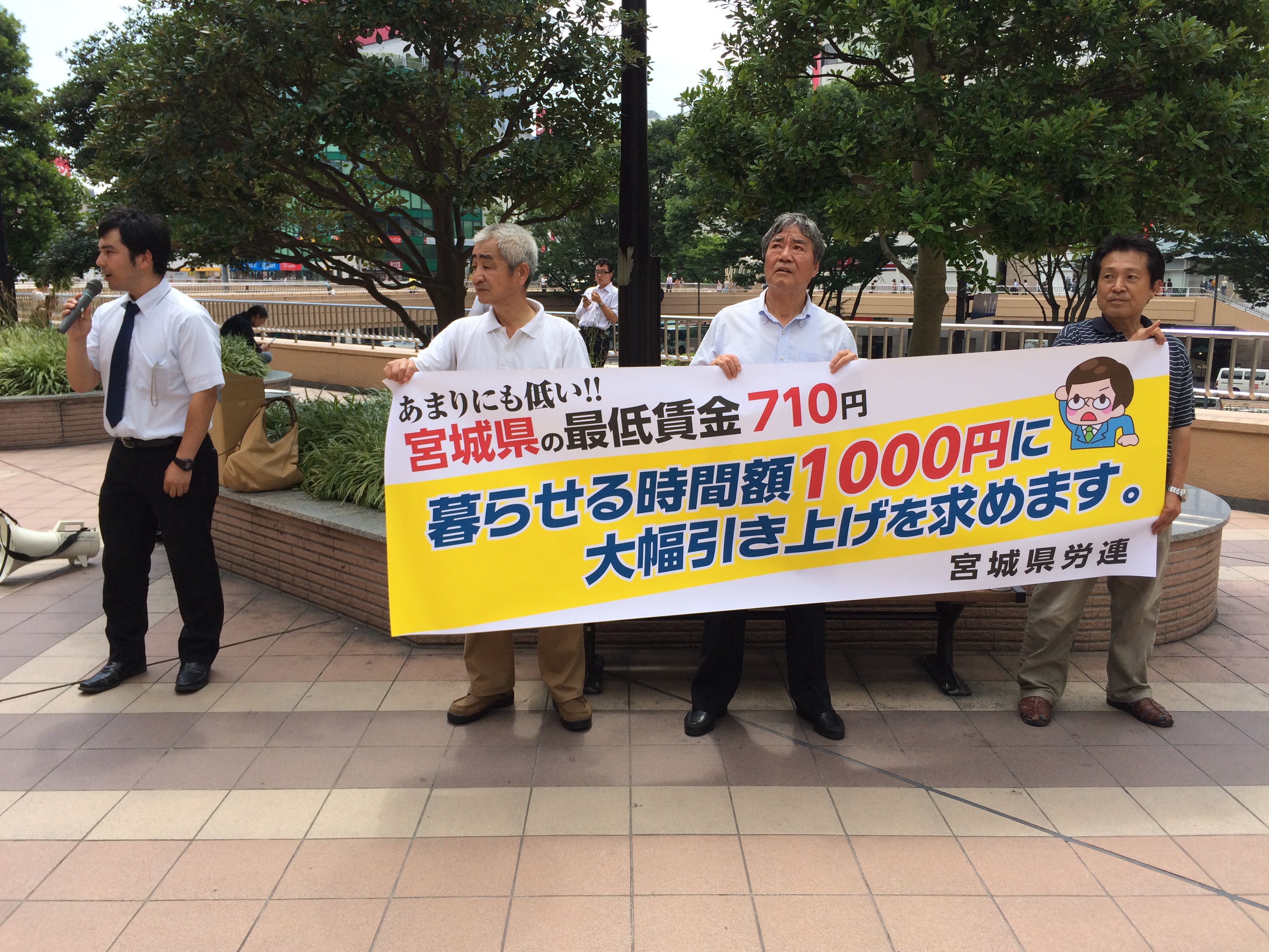 ⑤仙台駅前のペデストリアンデッキでの最賃引上げの昼宣伝署名行動。この日も暑さに負けず、23人が汗まみれで行動。署名も集まりました。